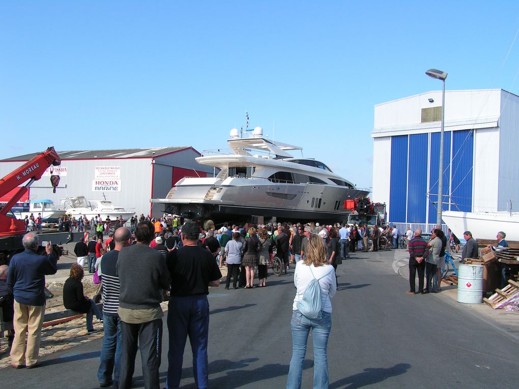 Mise à l'eau par le chantier naval Couach d'un yacht de 37 mètres, le vendredi 28 mai 2010