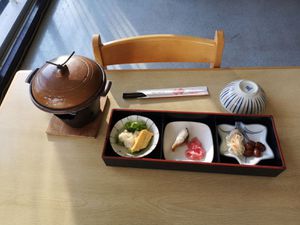 Le petit-déjeuner traditionnel japonais au ryokan Suirinso