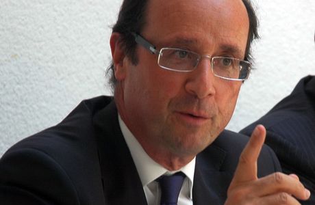 Affirmer certains principes, changer pas le discours, avoir une discussion franche avec l’autorité chinoise -----la réponse de François Hollande sur les relations franco-chinoises à Yun