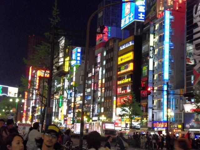 Visite de Ebisu garden, puis shopping Harajuku et Shibuy, Karaoké à Shinjuku, et Clubb "Air" à Harajuku! Puis attente du premier métro dans un Mac do , rentré à l'aube ...