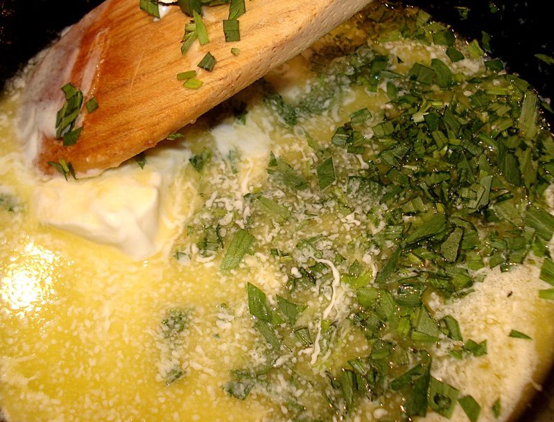     Une petite sauce au beurre facile à réaliser et succulente pour accompagner les poissons grillés ....  