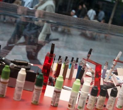 Les boutiques pourront continuer à présenter les e-cigarettes en vitrine