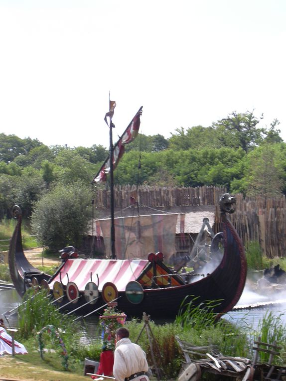 photos du puy du fou, le bal des oiseaux fantômes, mousquetaire du richelieu, vikings et le fort de lan mil, la cité médievale, la vallée fleurie...