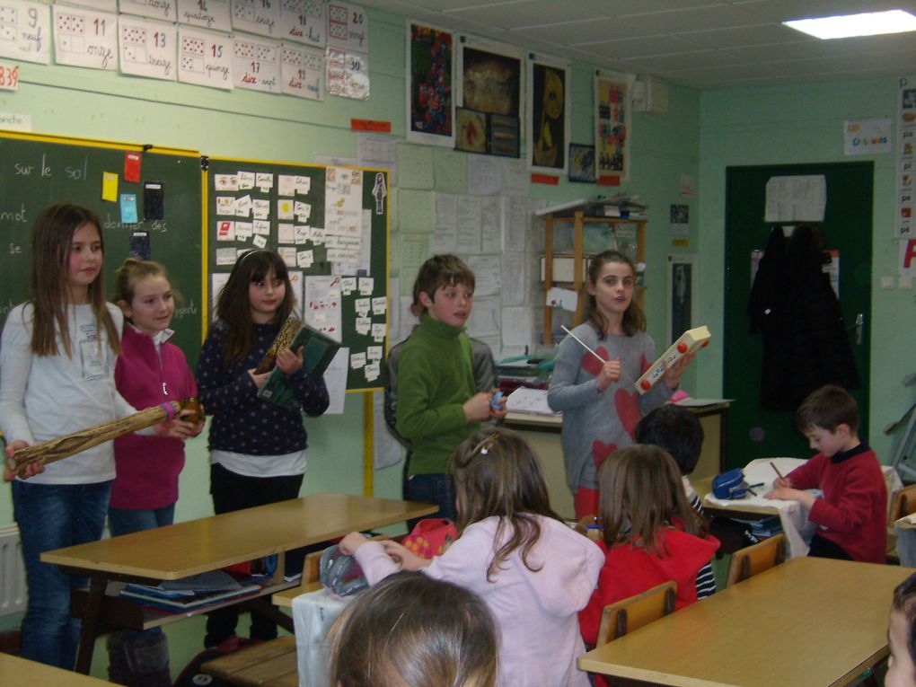 Nous avons préparé les différentes lectures instrumentalisées par petits groupes, nous sommes allés lire Kirikou aux élèves de CP et leur faire découvrir des instruments africains.