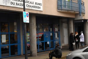 Devant la Mission Locale Jeunes le 19 février