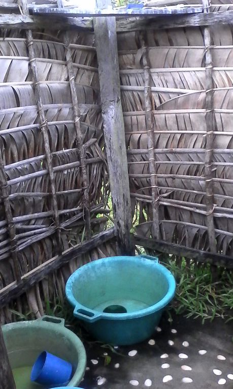 Notre case....la pompe ....la douche.... avec Marylène et  Flora, puis Sophie et Françoise