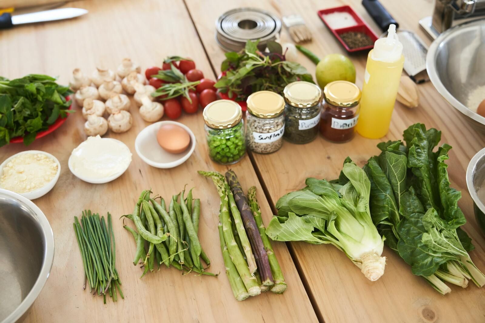 Plusieurs légumes et aliments sur une table