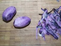 2 - Pendant la cuisson de la saucisse, peler les pommes de terre, sortir la pâte cuite du four et la réserver. Une fois cuite, réserver la saucisse dans un plat en prenant soin de filmer pour éviter qu'elle ne se dessèche. Garder la moitié du jus de cuisson de la saucisse pour faire cuire les pommes de terre avec une pincée de gros sel. Verser l'autre moitié dans une poêle, laisser réduire de moitié sur feu moyen, puis ajouter la crème liquide, laisser réduire à nouveau jusqu'à obtenir une sauce nappante, saler, poivrer et réserver au chaud.