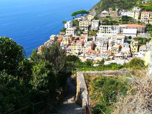 Riomaggiore, ses sentiers, sa plage, son port