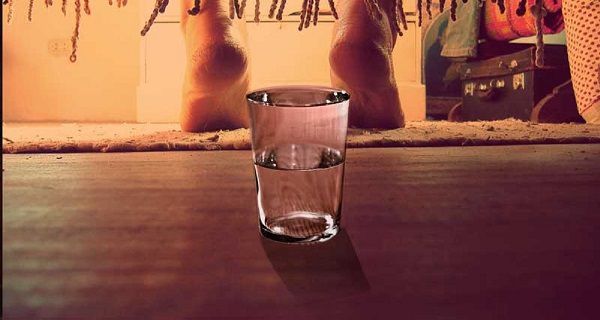 Mettez un verre d'eau sous votre lit tous les soirs et vous serez surpris!