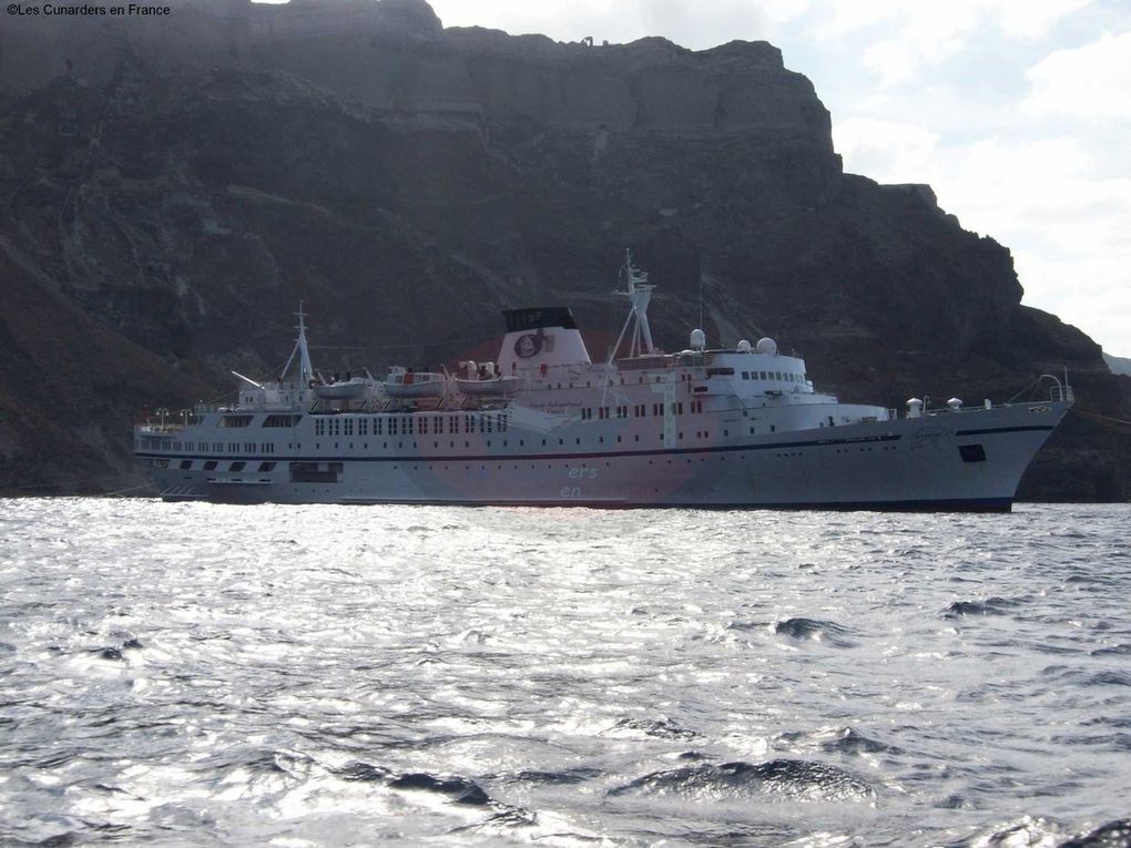 Santorin est l'une des îles des Cyclades, dans la mer Égée, détruite par une éruption volcanique au XVIe siècle av. J.-C., qui a définitivement façonné ses paysages accidentés. Les maisons blanches en forme de cube de ses 2 villes principales, Fira et Oia, sont accrochées sur des falaises surplombant une caldeira sous-marine.