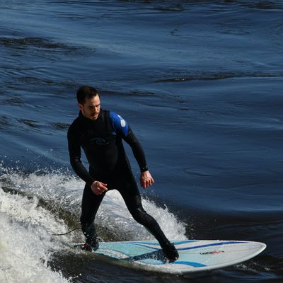 Du surf sur le fleuve Saint-Laurent