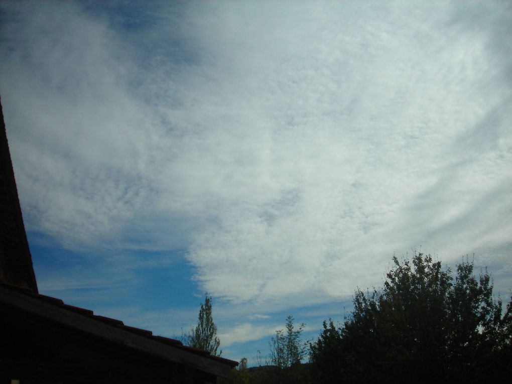 Ciel d'Ariège voilé et assombri par les traînées d'avion