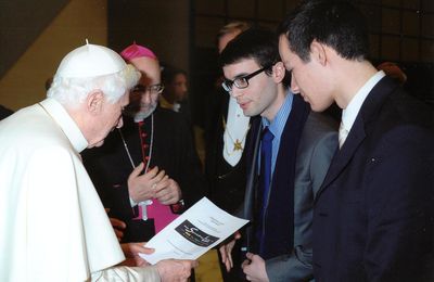 Benoît XVI rencontre l'équipe de Spreading Light