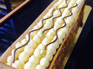 Le Millefeuille à feuilles chocolat noir "Saint Domingue", vanille de Madagascar et noisettes du Piémont