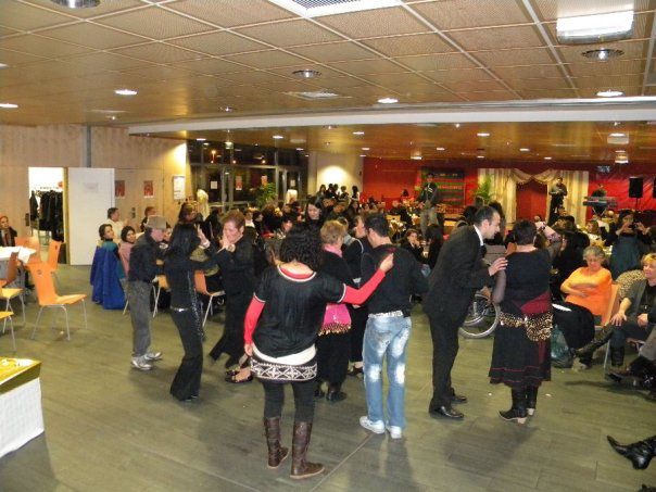 Dans le cadre du nouvel an berbère, nous avons organisé une soirée le mercredi 13 janvier 2010 à l'Atrium à Grande-synthe.
Ce fut l'occasion de faire découvrir la culture berbère, par le biais d'expositions, de défilés, de représentations m