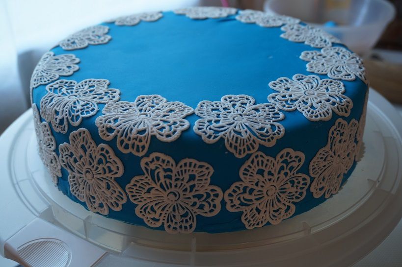 LE wedding cake bleu à fleurs dentelle