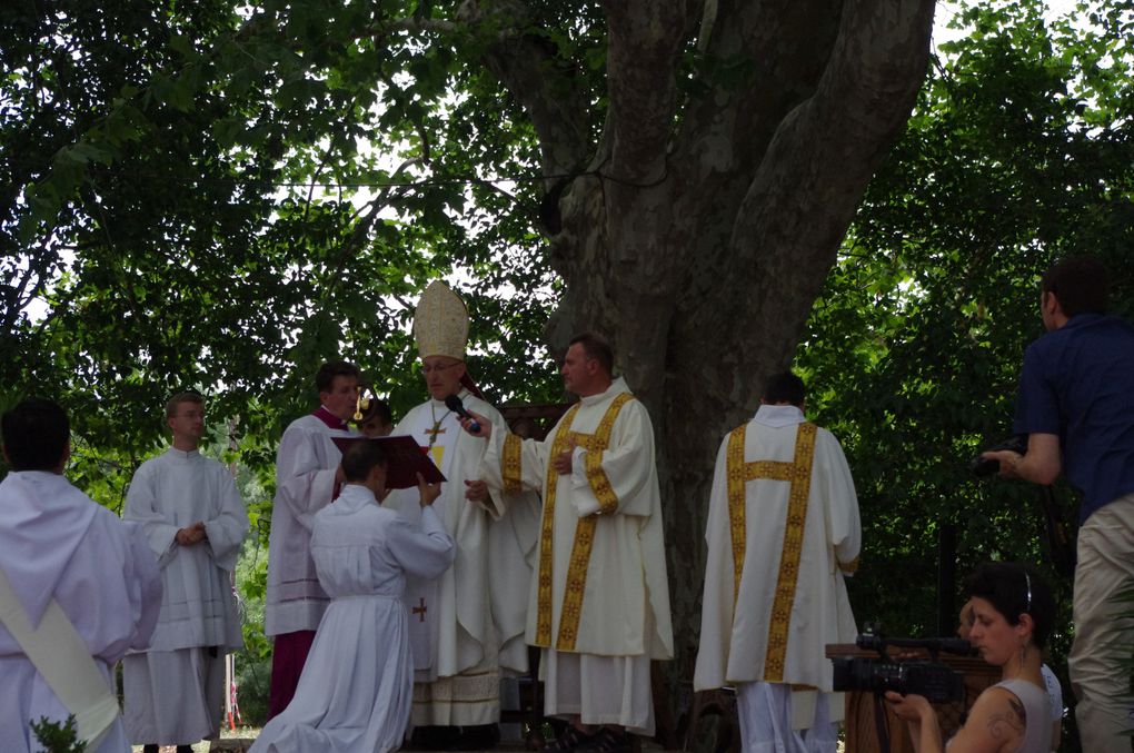 Dimanche 24 Juin 2012, Par l'imposition des mains et le don de l'Esprit Saint, Son Excellence Monseigneur Dominique Rey, évêque de Fréjus-Toulon ordonne. Pour le diaconat en vue du sacerdoce ils sont au nombre de 9. Pour le presbytérat au nombre