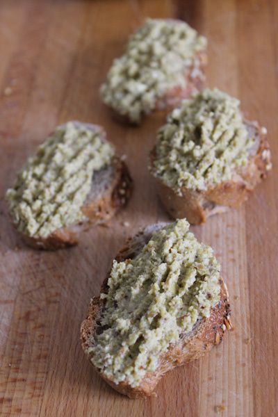 Tapenade verte aigre-douce aux amandes