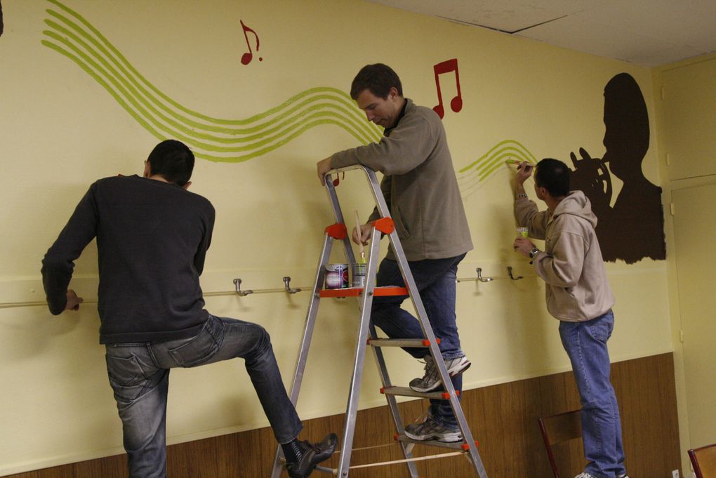 Comment une bande de fous furieux a transformé une salle de répétition en une galerie d'art (si, si !). Un grand merci à Stef pour son aide !