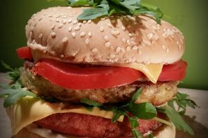 Hamburger au steak de jambon et galette de pommes de terre 