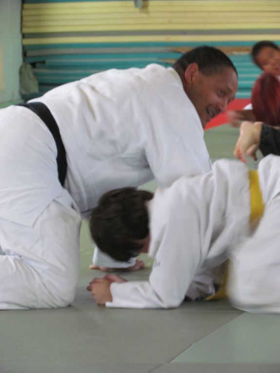 Les enfants heureux de faire monter les parents pour un cours judo....merci à eux d'avoir jouer le jeu, vos enfants ont apprécié , vous aussi apparement ! sortie de tatamis avec le sourire ....MERCI  à refaire :)