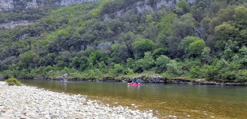 Premier jour de balade. Départ d'un petit village et descente au bord de l'Ardèche.