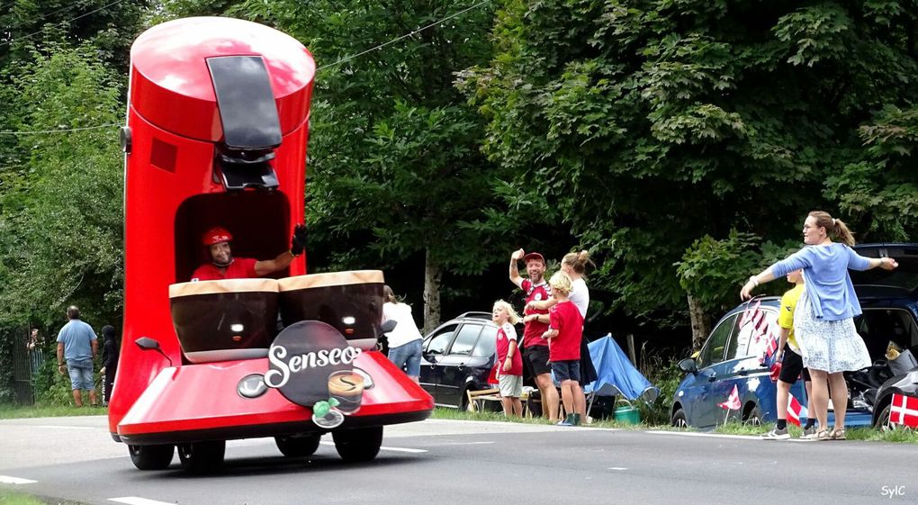 Quelques véhicules colorés de la caravane du Tour de France 2023...