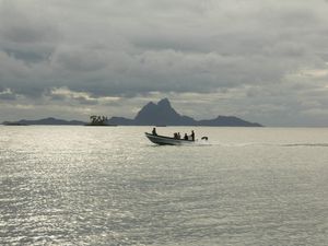 Entre amis, en solitaire ou en famille, le bateau à moteur véhicule de transport local.