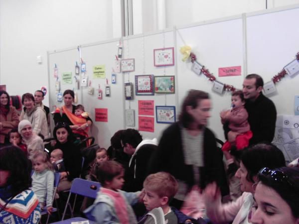 Tendres et amusants moments à partager en famille ou avec sa classe. Petits et grands participent activement aux comptines et jeux. Plaisir et rires GARANTIS !!!