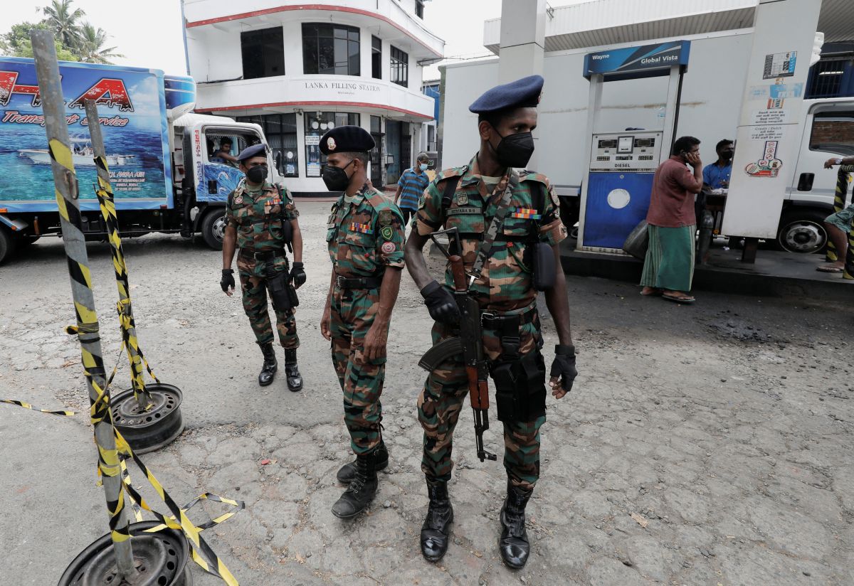 Armed Forces deployed as fuel stations in Colombo re-open