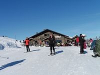 Le refuge de l'Alpage, très fréquenté. Retour le long de la piste Sarrazine.