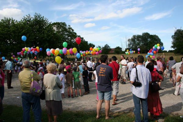 photos des jeux, du lâcher de ballons et du spectacle lors  la fête de l'école du 04 juillet 2008