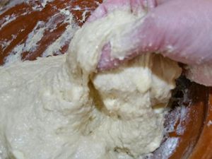 2 - Rajouter le beurre coupé en morceaux, et pétrir à la main pour obtenir une boule lisse. Placer la pâte ainsi obtenue dans un saladier propre et laisser lever au chaud pendant 1 h-1h15 en recouvrant éventuellement la saladier d'un film étirable. Découper la pâte en autant de portions que vous avez de moules et la disposer dans les moules à cakes ou à pain.