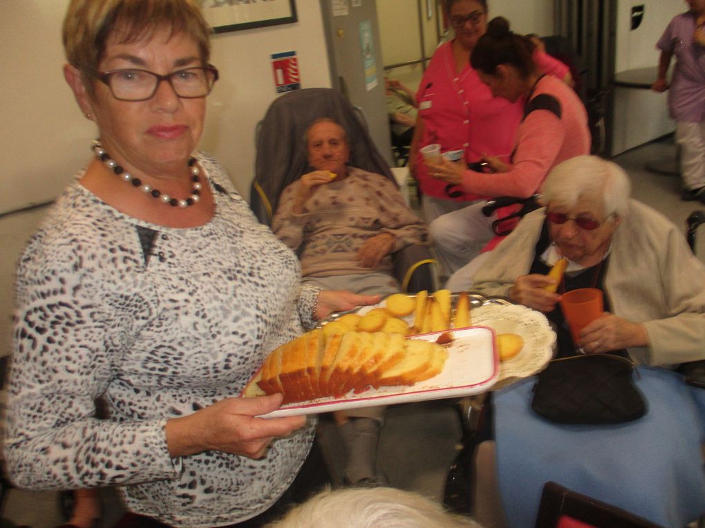 Cet après-midi nous avons fait différents jeux de mémoire à la borne mélo.Très bonne participation de l'ensemble des résidents.Un grand merci également à Christiane la bénévole qui nous a apporté des gâteaux fait maison.