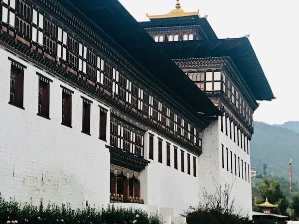Le style architectural est Tibétain avec de grande façades passées à la chaud blanche agrémentées de boiseries  très colorées  et l'ensemble est très impressionnant .
