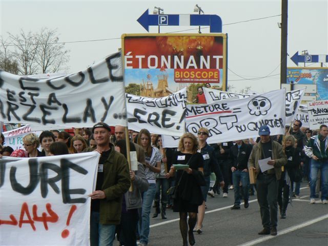 300 personnes au plus fort de la manifestation...
élèves,anciens élèves;,parents d'élèves, enseignants, grands-parents et sympatisants en colère.