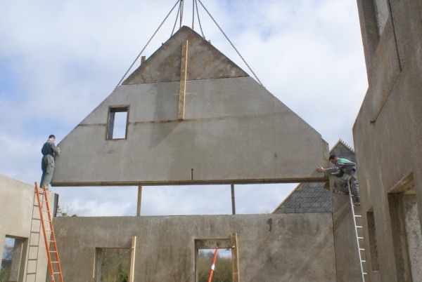 La structure de la maison , les murs en composite bois-ciment