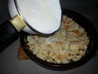 1 - Réunir vos ingrédients. Nettoyer, laver et éponger les calamars. Faire chauffer dans une casserole du lait et le verser bouillant sur la mie de pain émiettée. Bien écraser et malaxer à la fourchette. Peler, hacher l'oignon et l'ail, en réserver une moitié de chaque pour la suite de la recette. Découper le jambon cru en petits morceaux, en garder 2 tranches sans les découper pour la décoration.