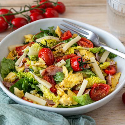 Salade à l'omelette et tomates cerises rôties