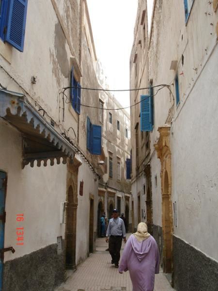 Nous sommes all&eacute;s nous rafra&icirc;chir &agrave; Essaouira avec mes parents pour f&ecirc;ter nos 7 ans de mariage. Sur le chemin du retour, nous avons d&eacute;couvert un superbe domaine viticole de 30 hectares, le Val d'Argan. Le propri&egrave;taire, Charles M&eacute;lia, est &nbsp;vigneron &agrave; Ch&acirc;teauneuf-du-Pape. Il a r&eacute;sussi &agrave;&nbsp;adapter les c&eacute;pages du sud de la France au terroir marocain avec brio. Nous avons fait quelques emplettes et avons bien l'i