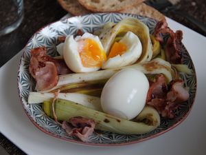 Poireaux en vinaigrette, lard et oeuf mollet