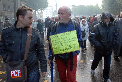 Manifestattion contre la réforme des retraites à Rouen sous la pluie et soleil. Un vrai temps de Normand..