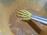 2 - Mettre votre four à préchauffer th 6 (180°). Dans un bol avec un fond d'eau tiède (7 cuil. à soupe), délayer le café soluble, mélanger, puis y ajouter la confiture de lait. Battre au fouet, incorporer les 4 jaunes d'oeufs et mélanger à nouveau au fouet.