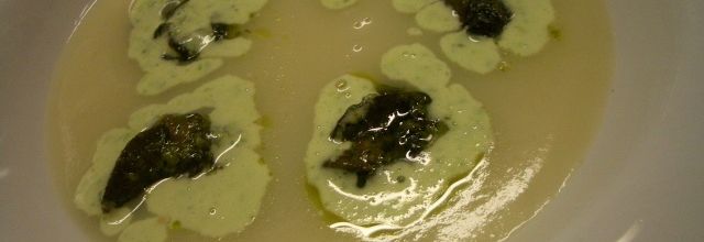 Velouté de topinambours, nage d'escargots, crémeux à l'ail