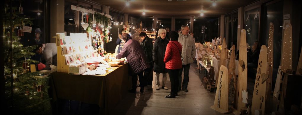 Nicht nur im Rathausfoyer, sondern auch im Foyer des Hauses der Begegnung begann heute der Verkauf: Kreative Seewiesen-Holz-Handarbeiten der Familie Seitz aus Wertheim, Krippen und Holzfiguren von Florian Adam (u.a. mit einem geschnitzten Selbstbildnis) und Weihnachtsartikel der Familie Lang. 