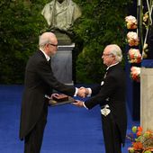 Patrick Modiano reçoit son Nobel des mains du roi