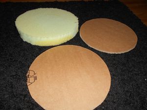 Premières découpes pour le pouf en carton