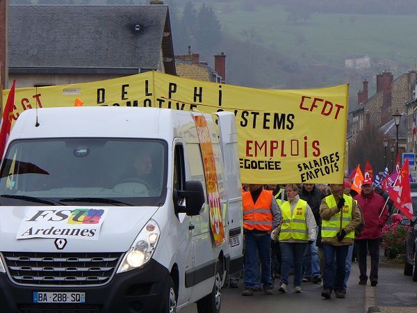 Manifestation du 23 novembre 2010 à Donchery contre la réforme des retraites et en soutien aux salariés de DELPHI. Marche depuis la mairie jusqu'à l'usine.