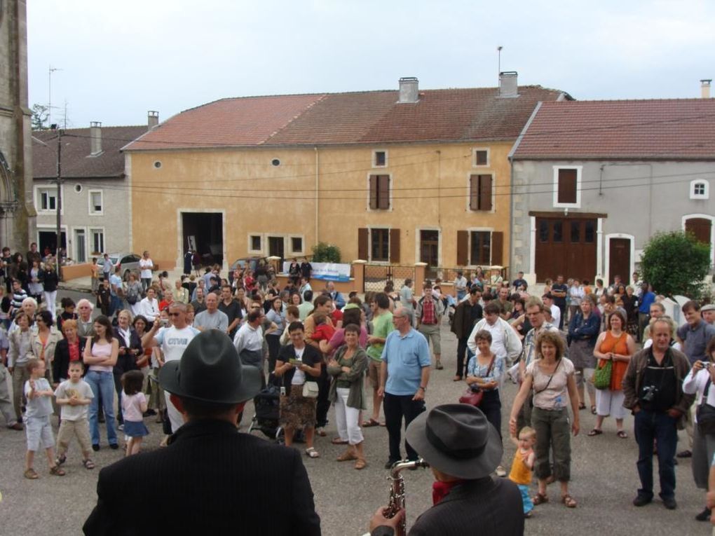 Rétro sur la 3ème édition, pêle-mêle... dans la rue, les salles , les granges et remises... musiques en tous gentres, théâtre, arts du cirque... expos, conférences, démonstrations des savoir-faire...